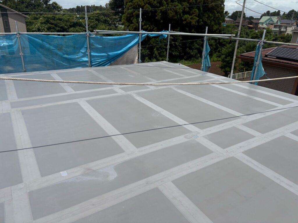 【屋上防水】<br />
層間プライマー塗布<br />
（洗浄後、しっかり乾燥をさせ、専用の接着材を塗りました。）